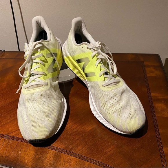 New Balance 890 White Yellow
Black Men Running Shoes
M890WY8 Size 15 EUC main image 12